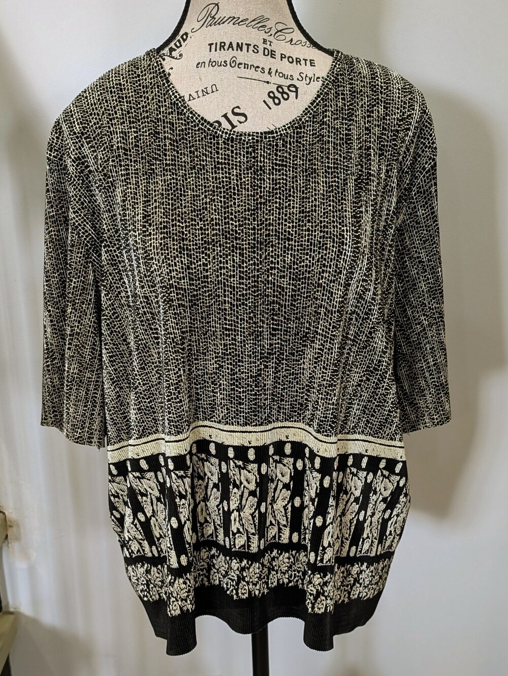 BROCHURE | Women's Vintage Cream/Black Patterned Short Sleeve Shirt